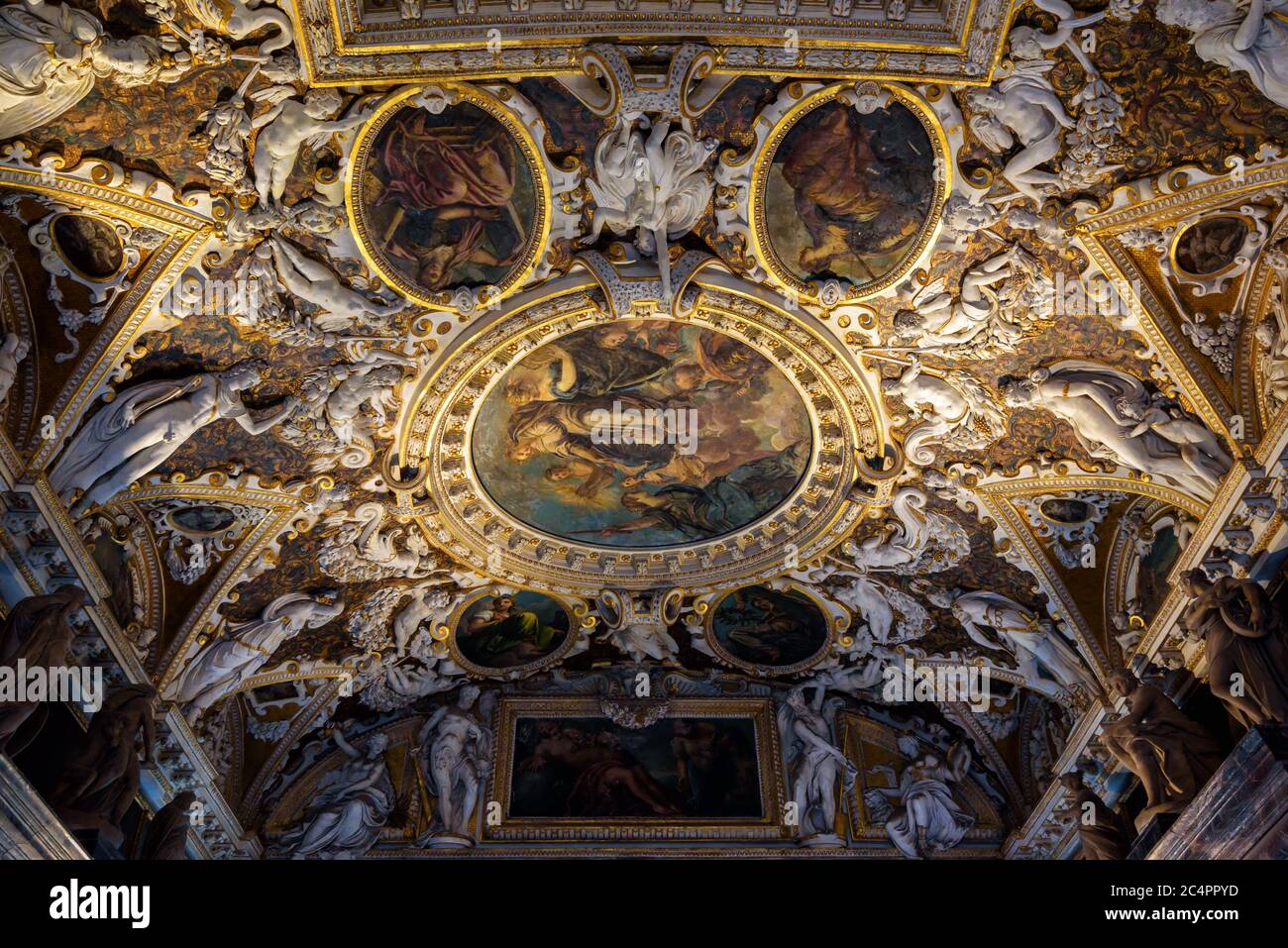 Venedig, Italien - 20. Mai 2017: Prunkvolle Inneneinrichtung des Dogenpalastes`s (Palazzo Ducale). Es ist ein berühmtes Wahrzeichen von Venedig. Panoramablick auf die luxuriöse Decke Stockfoto